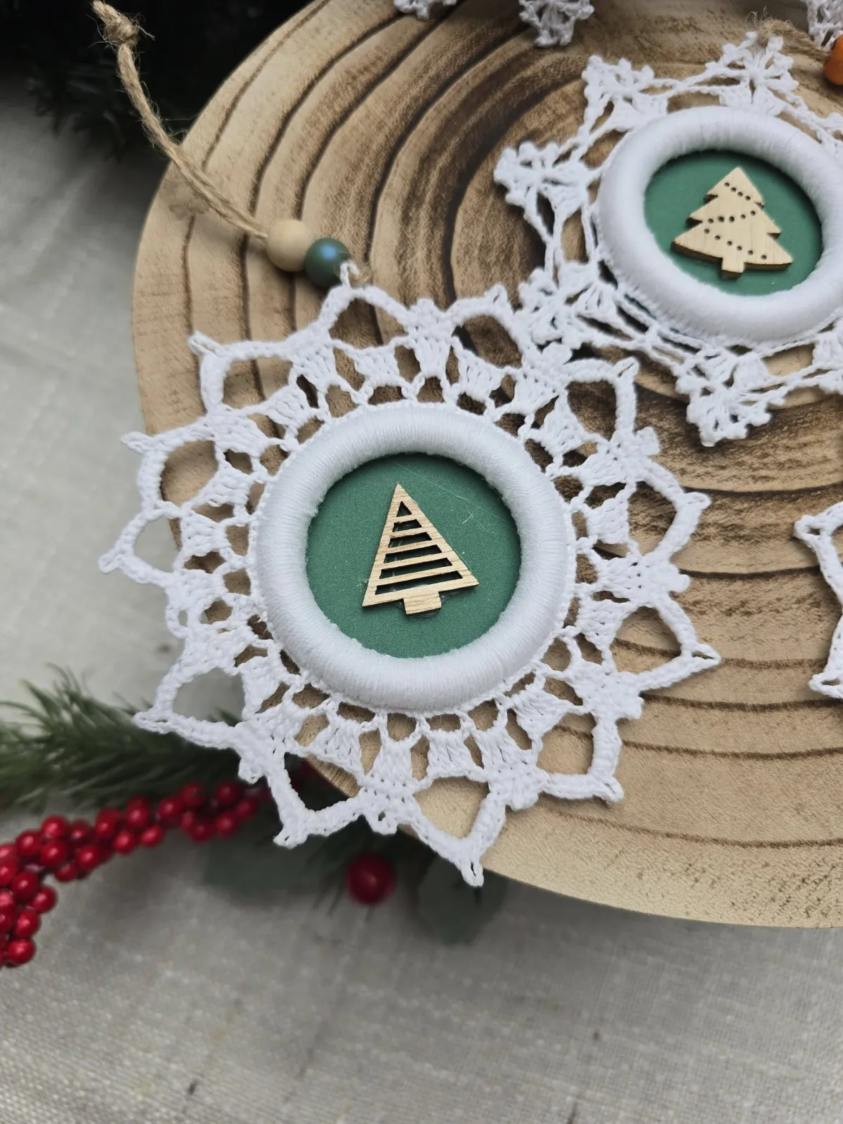 5er Set handgehäkelte Weihnachtsbaumanhänger – Weiße Schneeflocken – Bild 6