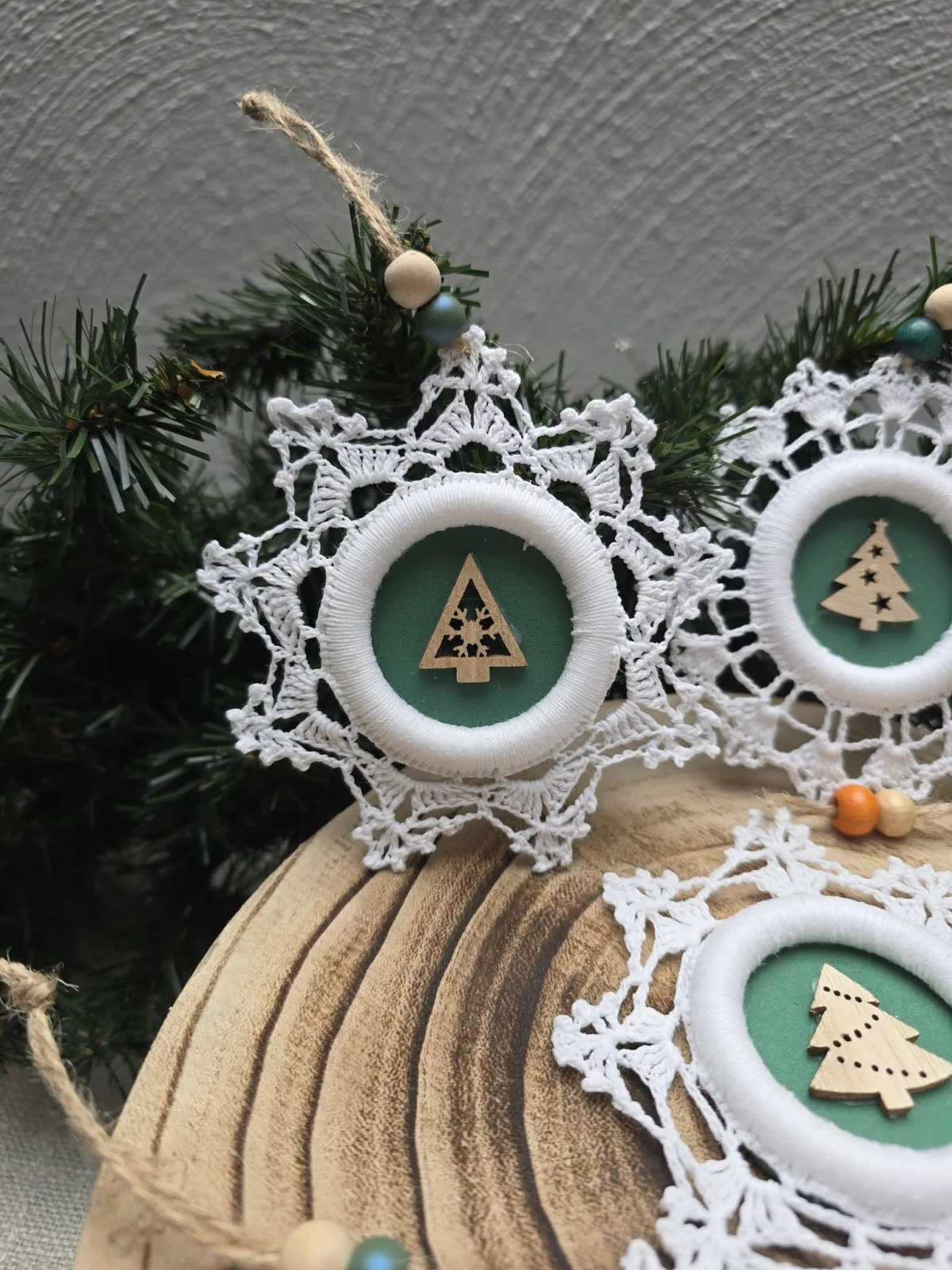5er Set handgehäkelte Weihnachtsbaumanhänger – Weiße Schneeflocken – Bild 2