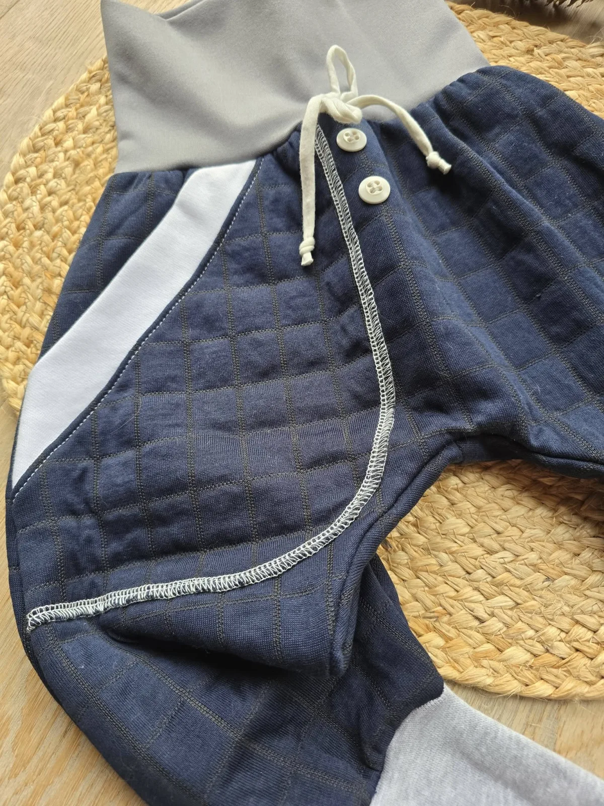 Gesteppte Kinderhose Gr.98/104 mit Spitze – Warme, Winterhose – Bild 3