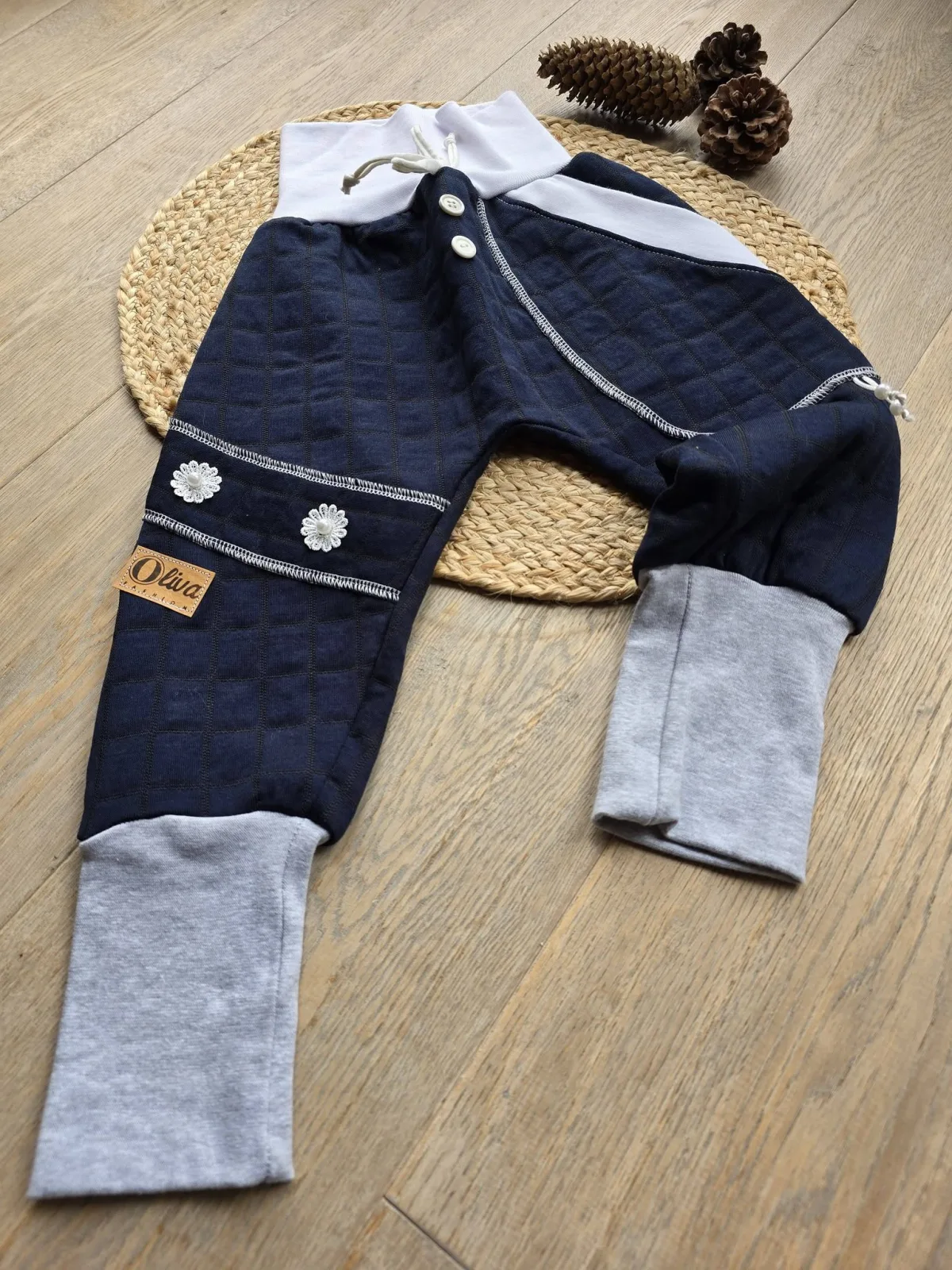 Gesteppte Kinderhose Gr.98/104 mit Spitze – Übergang, Blumenspitze – Bild 5