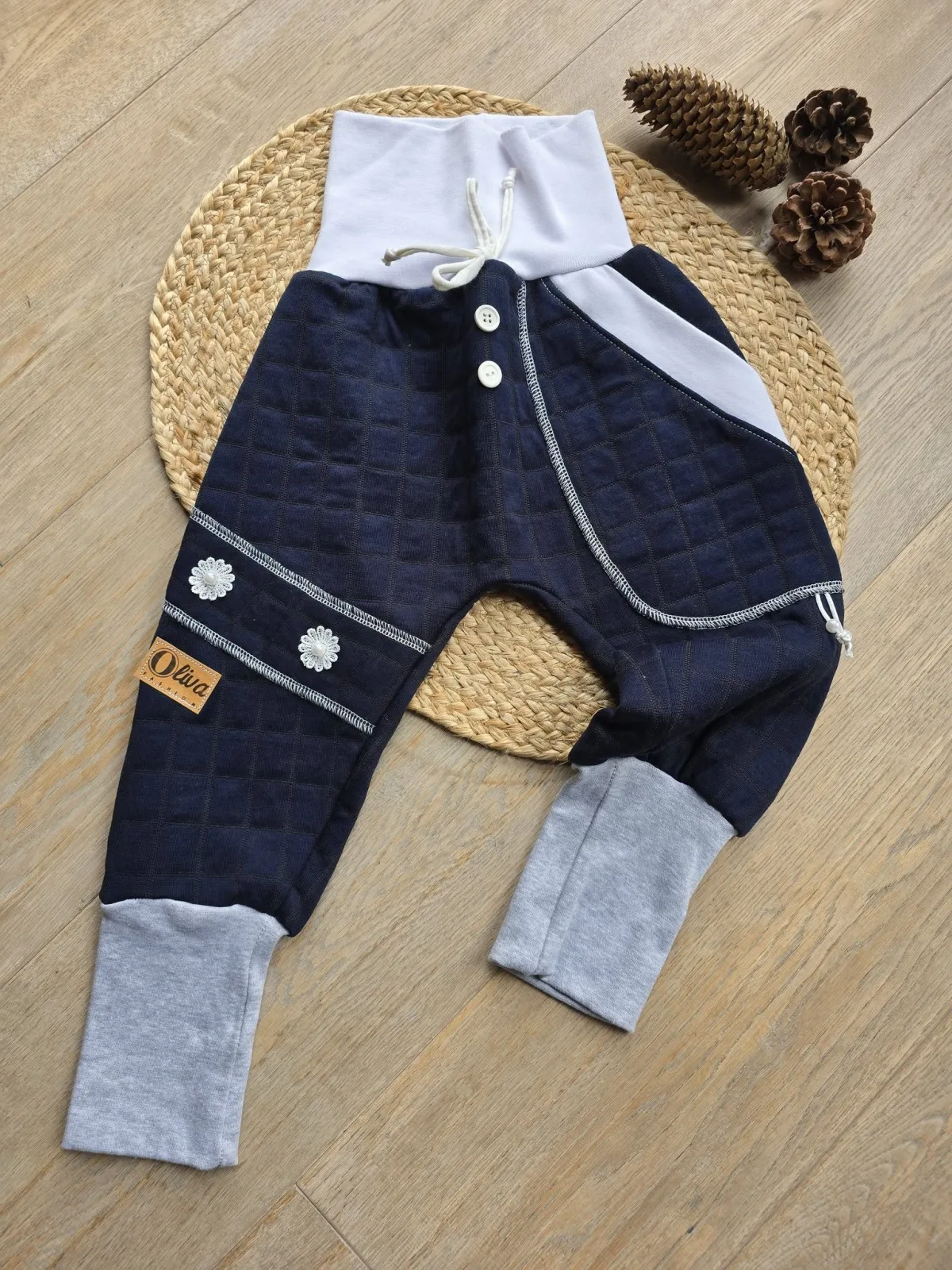 Gesteppte Kinderhose Gr.98/104 mit Spitze – Übergang, Blumenspitze