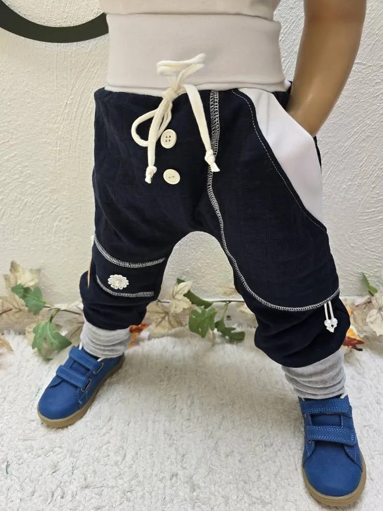 Gesteppte Kinderhose Gr.98/104 mit Spitze – Übergang, Blumenspitze – Bild 2
