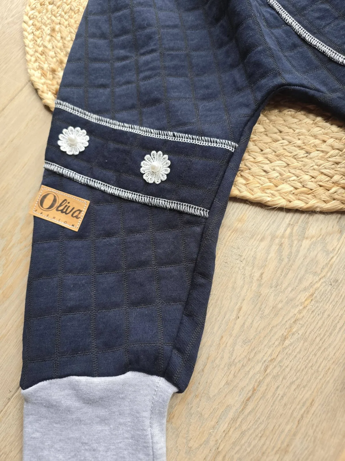 Gesteppte Kinderhose Gr.98/104 mit Spitze – Übergang, Blumenspitze – Bild 4