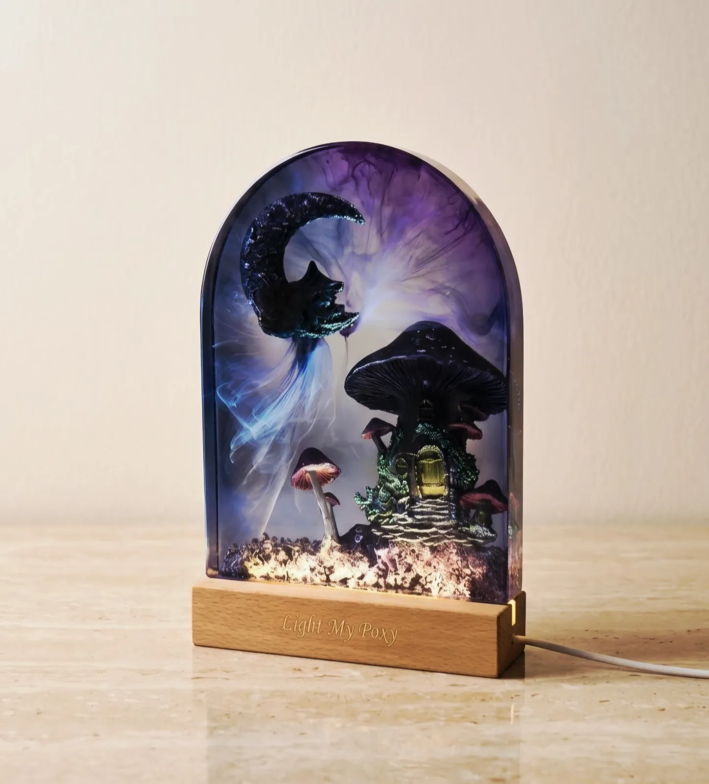 Handgemachte Epoxidharz LED Lampe – Magisches Pilzhaus / Halloween Unikat – Bild 2