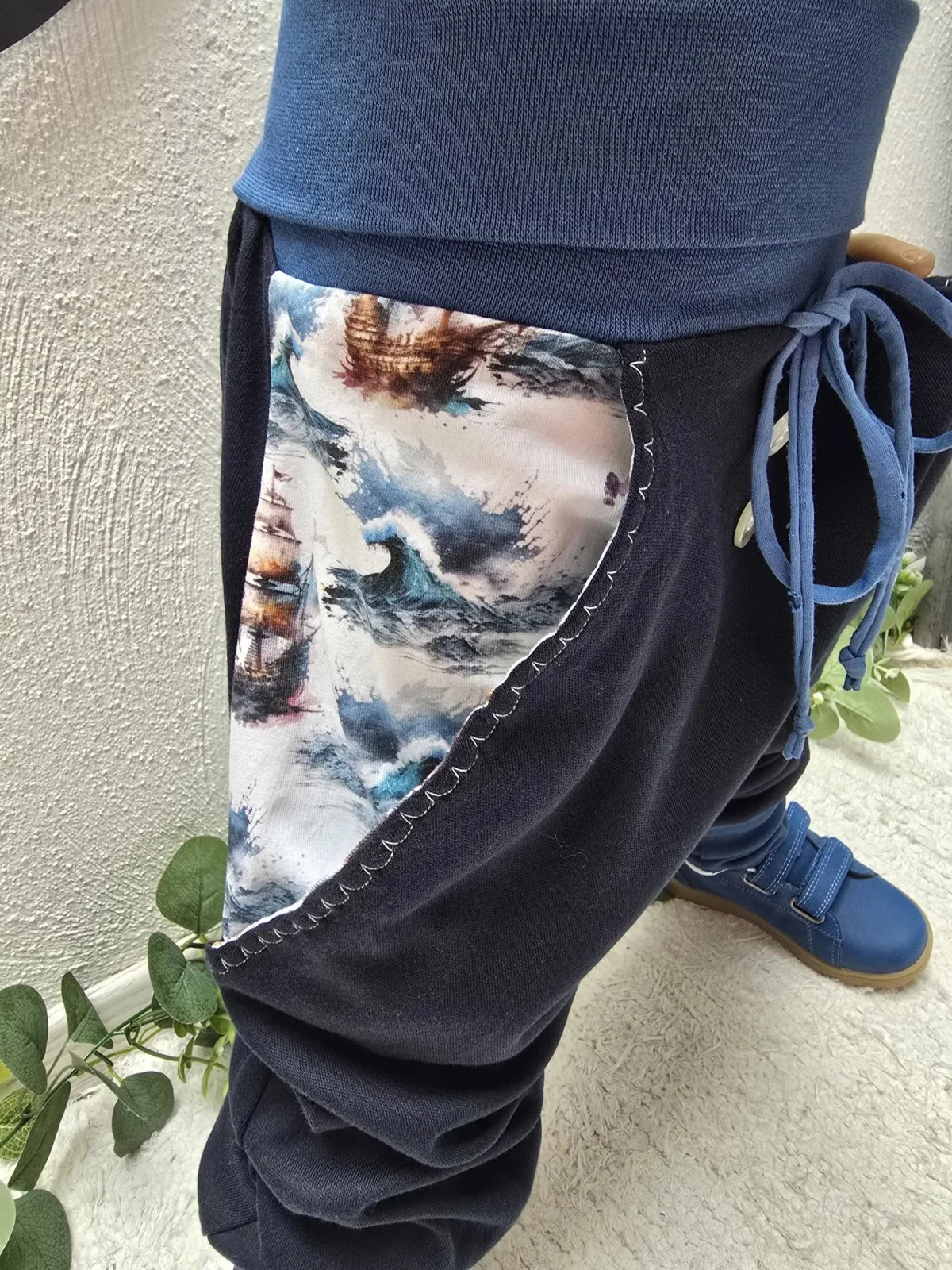 Sweat Organic Pumphose Jungenhose Unikat 110/116 Piratenboot – Bild 2