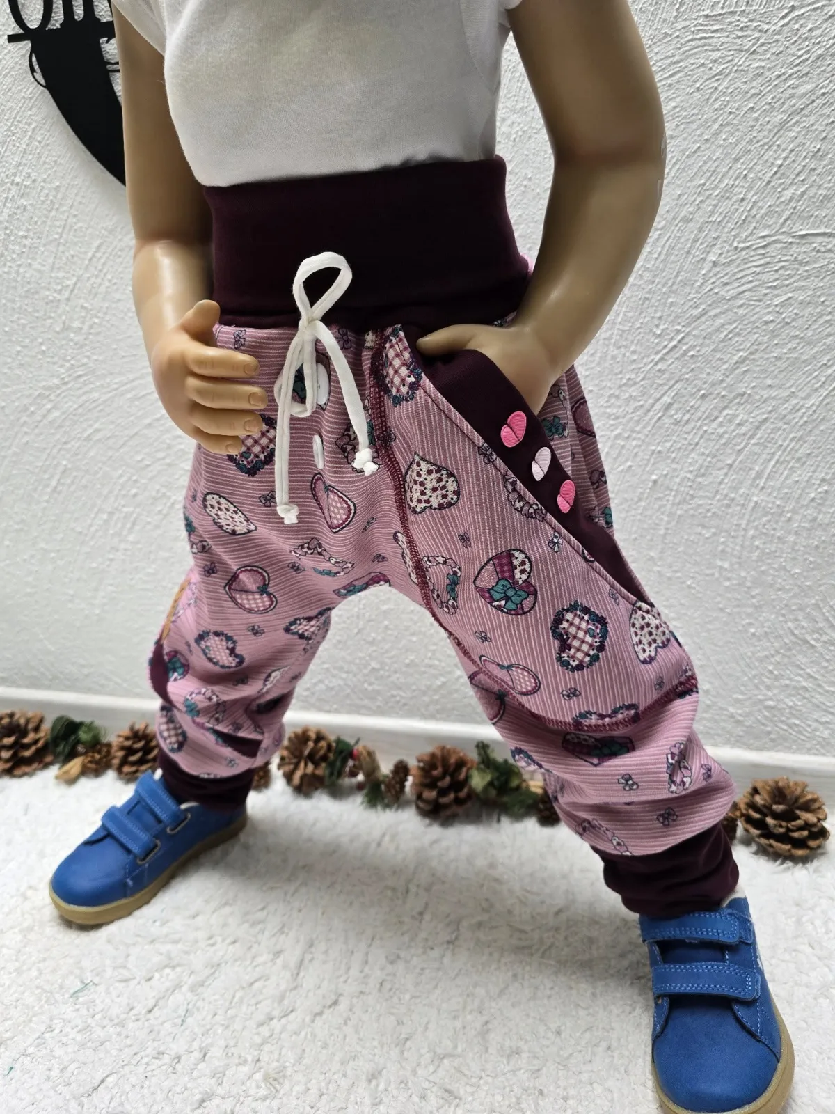 Pumphose aus angerautem Wintersweat Gr.98/104 – warm, mit Herzchen