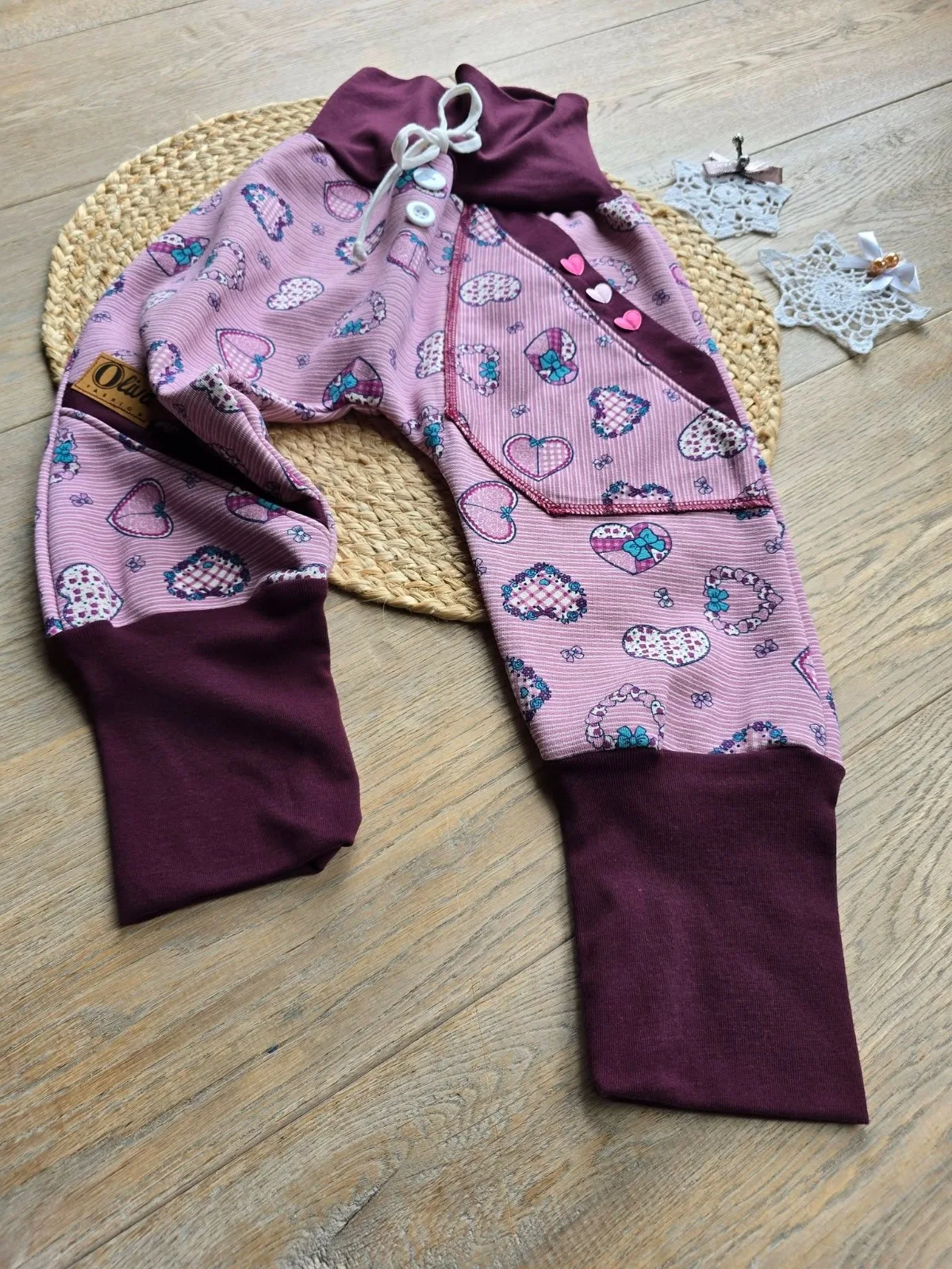 Pumphose aus angerautem Wintersweat Gr.98/104 – warm, mit Herzchen – Bild 5