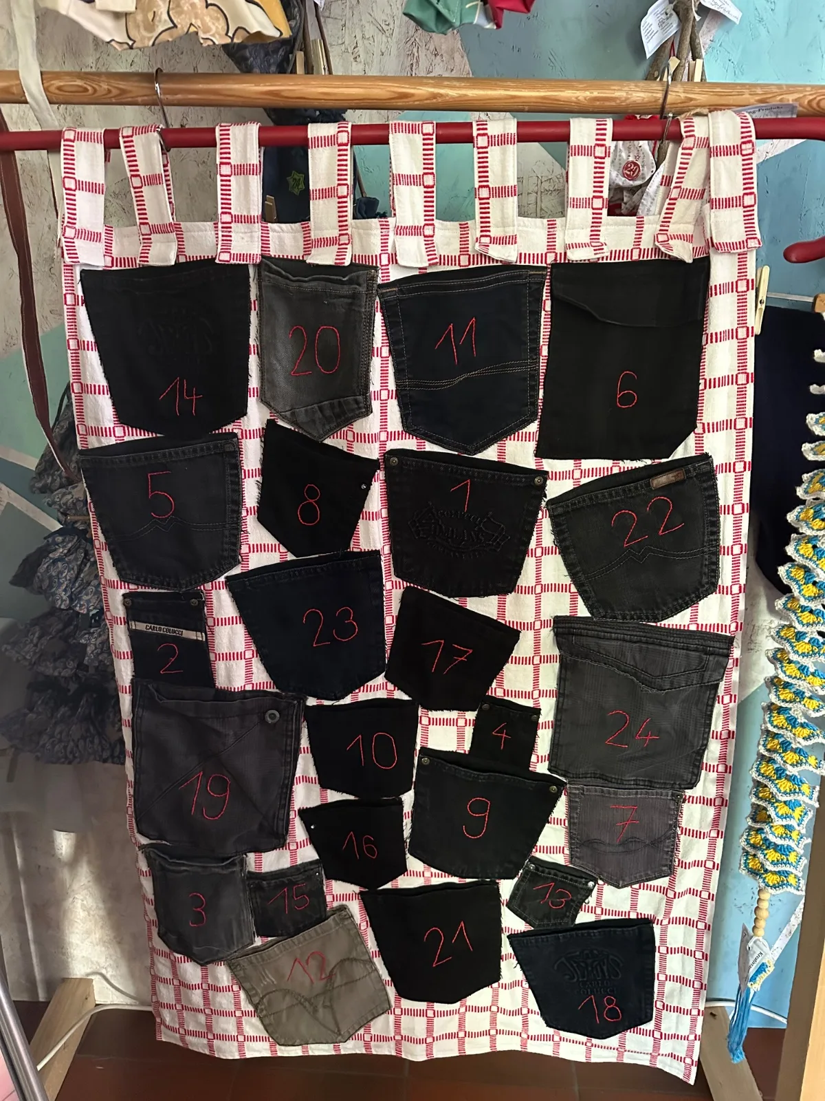 Adventskalender zum selbstbefüllen ein Erinnerungsstück für lange Zeit gefertigt aus einer Tischdecke und 24 Jeanshosentaschen.