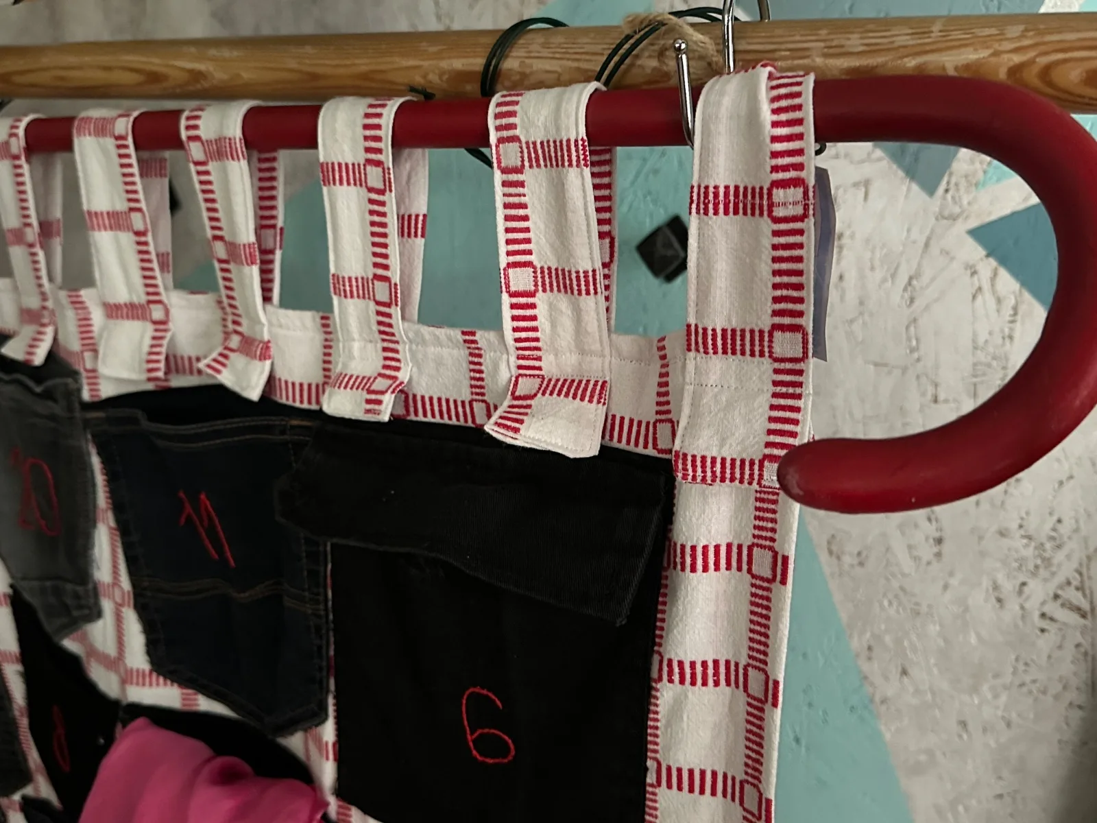 Adventskalender zum selbstbefüllen ein Erinnerungsstück für lange Zeit gefertigt aus einer Tischdecke und 24 Jeanshosentaschen. – Bild 3