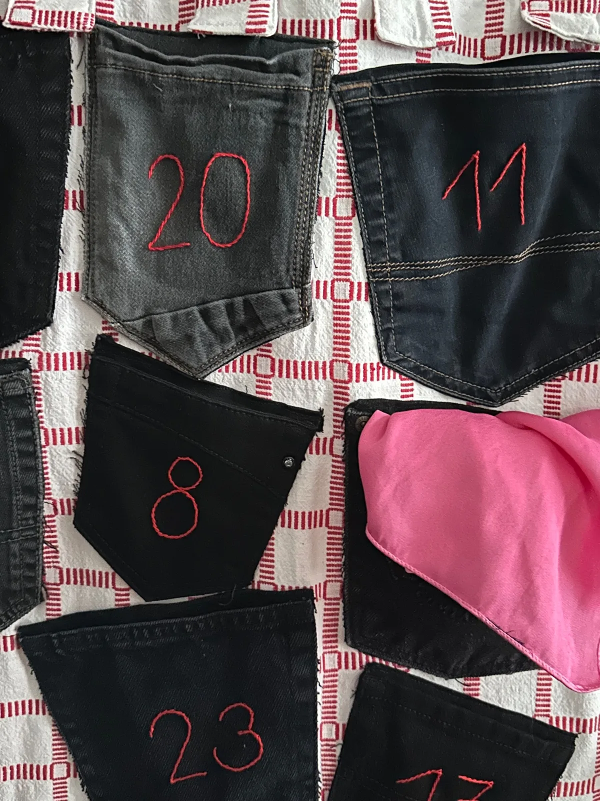 Adventskalender zum selbstbefüllen ein Erinnerungsstück für lange Zeit gefertigt aus einer Tischdecke und 24 Jeanshosentaschen. – Bild 2