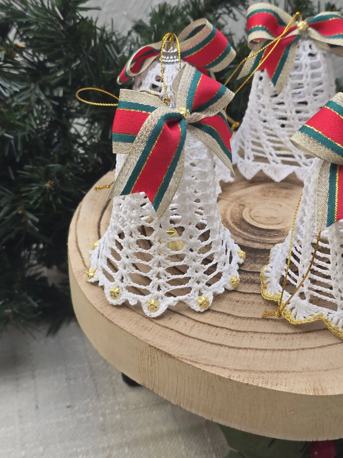 5 handgehäkelte Weihnachtsglocken,weiße Häkeldeko mit Schleifen – Bild 4