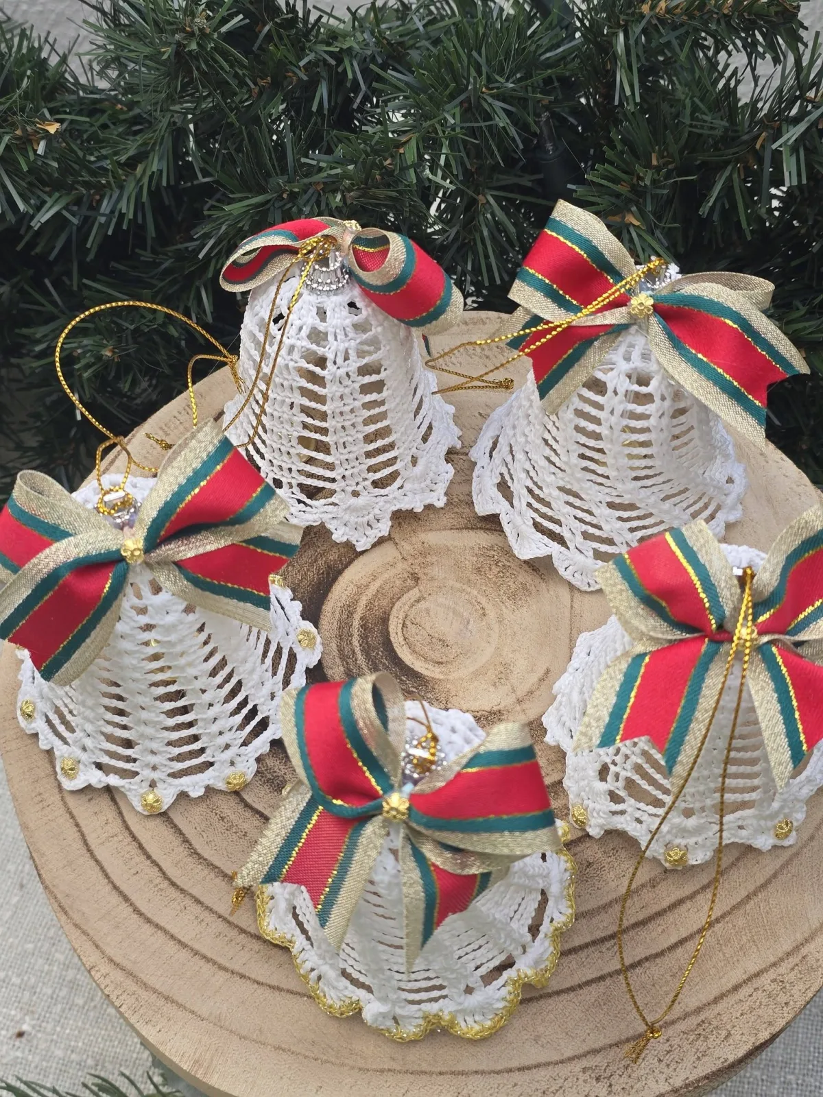 5 handgehäkelte Weihnachtsglocken,weiße Häkeldeko mit Schleifen – Bild 3