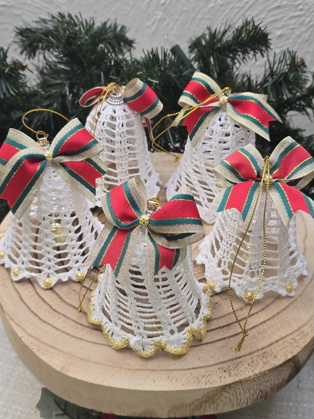 5 handgehäkelte Weihnachtsglocken,weiße Häkeldeko mit Schleifen – Bild 2