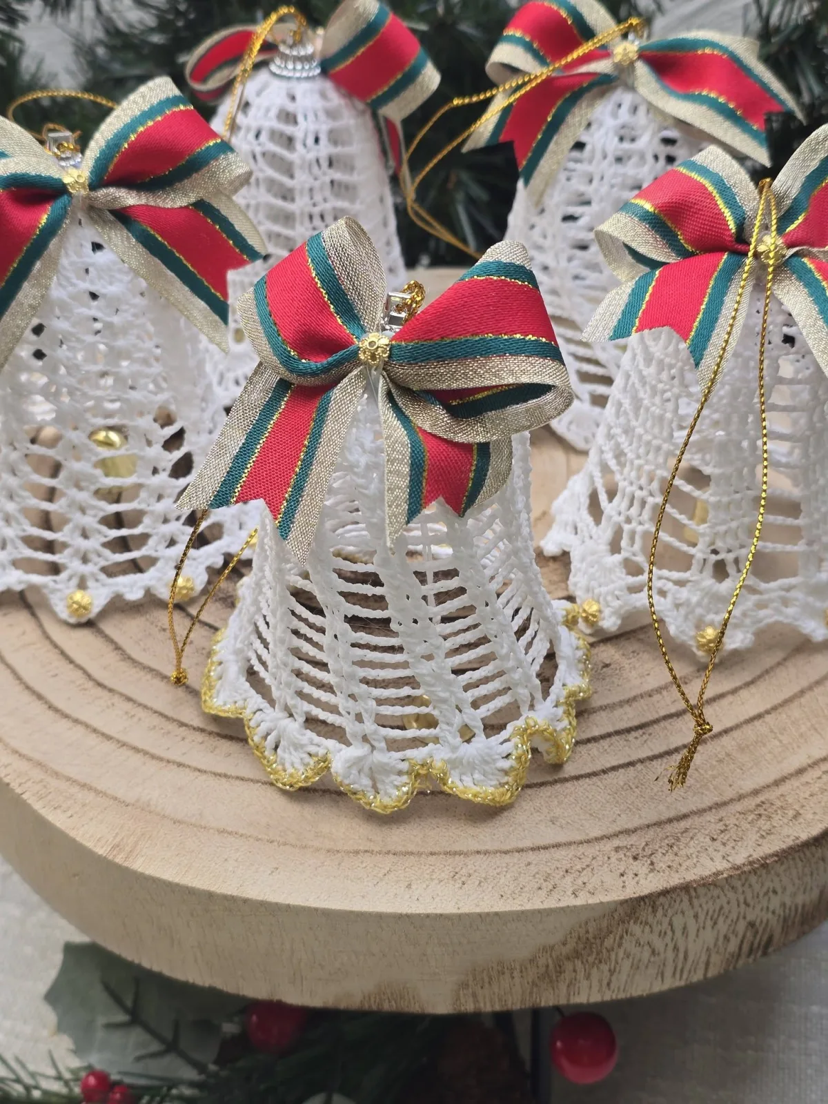 5 handgehäkelte Weihnachtsglocken,weiße Häkeldeko mit Schleifen