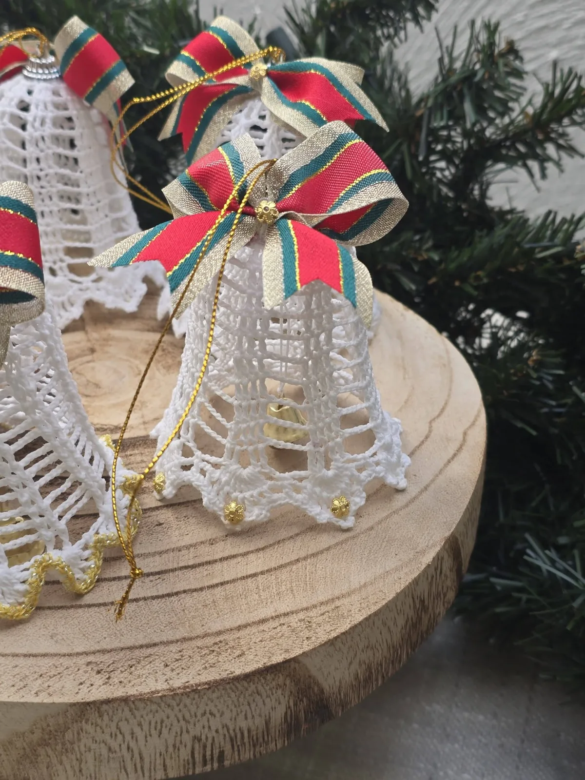 5 handgehäkelte Weihnachtsglocken,weiße Häkeldeko mit Schleifen – Bild 5