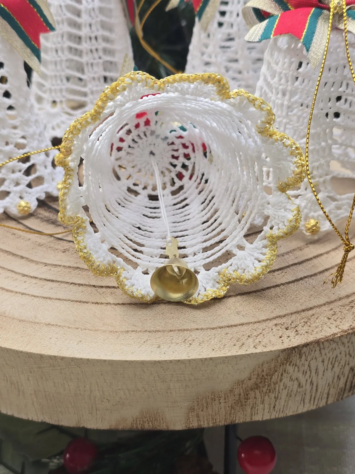 5 handgehäkelte Weihnachtsglocken,weiße Häkeldeko mit Schleifen – Bild 6