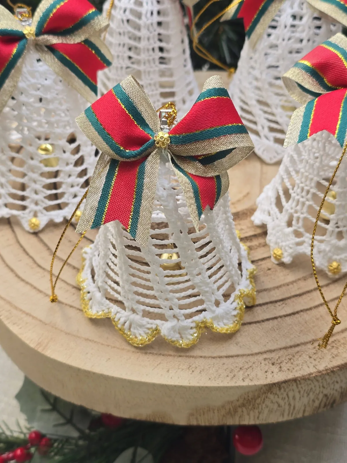 5 handgehäkelte Weihnachtsglocken,weiße Häkeldeko mit Schleifen – Bild 7