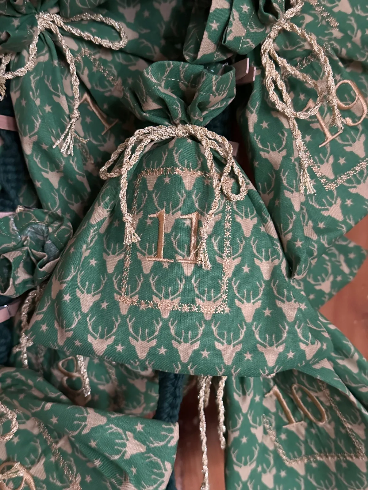 Adventskalendersäckchen zum selbst befüllen in grün/gold – Bild 2