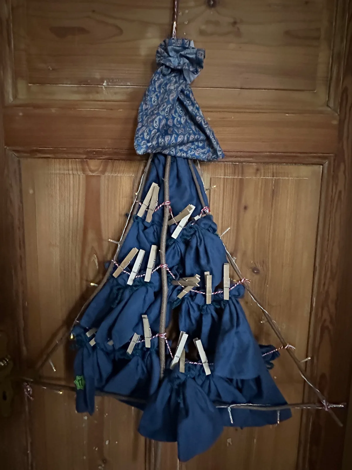 Adventskalender mit Säckchen zum Selbstbefüllen in blau/grün – Bild 3