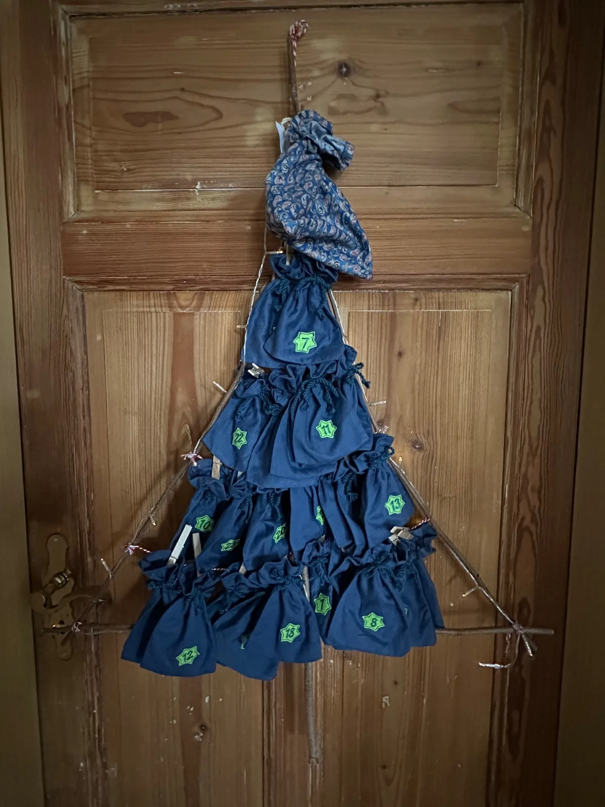 Adventskalender mit Säckchen zum selbstbefüllen in blau/grün