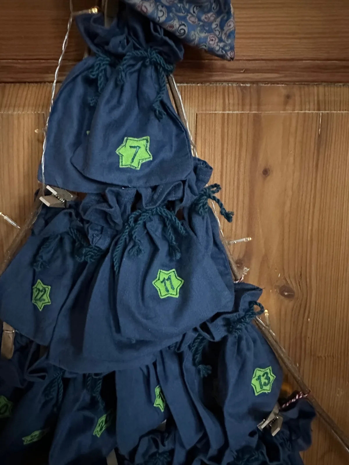 Adventskalender mit Säckchen zum Selbstbefüllen in blau/grün – Bild 2