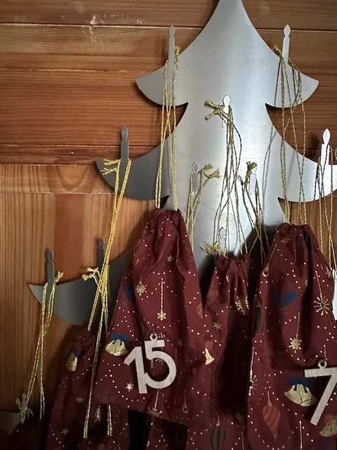Adventskalendersäckchen zum selbst befüllen in rot/gold – Bild 3