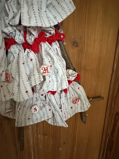 Adventskalender mit Säckchen zum selbst befüllen in weiß/rot – Bild 3