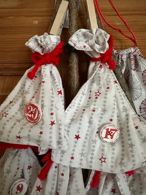 Adventskalender mit Säckchen zum selbst befüllen in weiß/rot – Bild 2