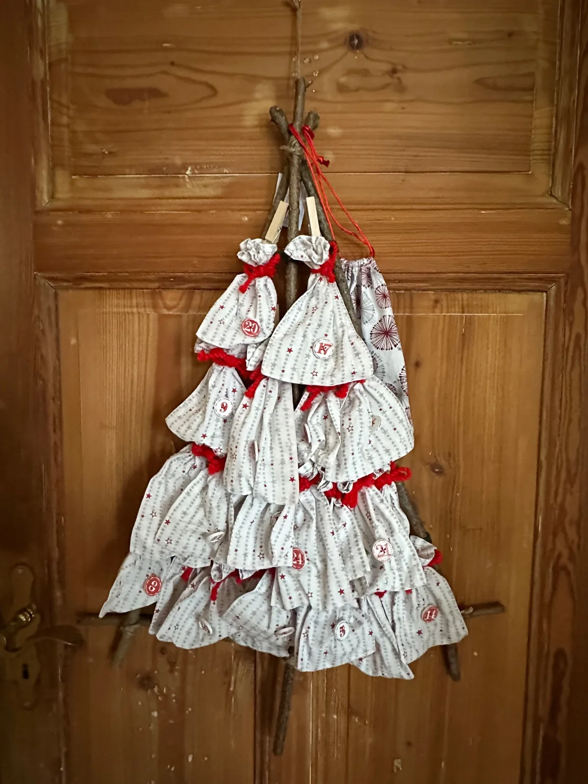 Adventskalender mit Säckchen zum selbst befüllen in weiß/rot