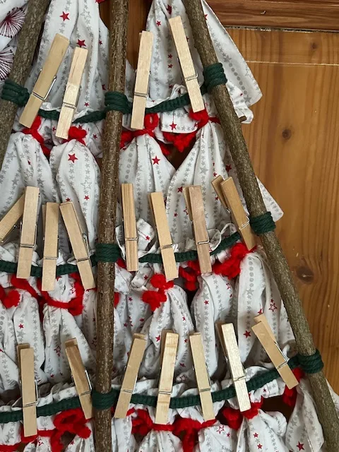 Adventskalender mit Säckchen zum selbst befüllen in weiß/rot – Bild 4