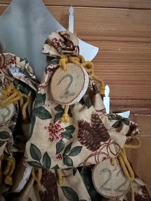 Adventskalendersäckchen zum selbst befüllen in senf mit Ilexblättern – Bild 2