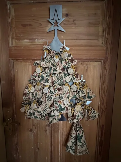 Adventskalendersäckchen zum selbst befüllen in senf mit Ilexblättern