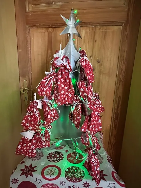 Adventskalendersäckchen zum selbst befüllen in rot mit weißen Schneeflocken