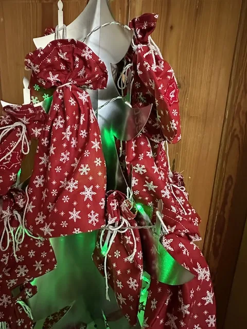 Adventskalendersäckchen zum selbst befüllen in rot mit weißen Schneeflocken – Bild 2