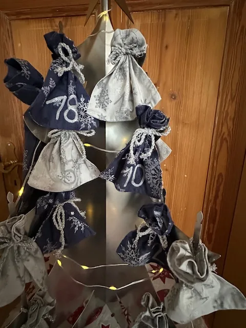Adventskalendersäckchen zum selbst befüllen in blau/silber – Bild 2