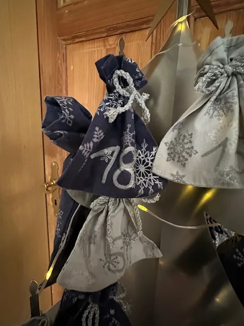 Adventskalendersäckchen zum selbst befüllen in blau/silber – Bild 3