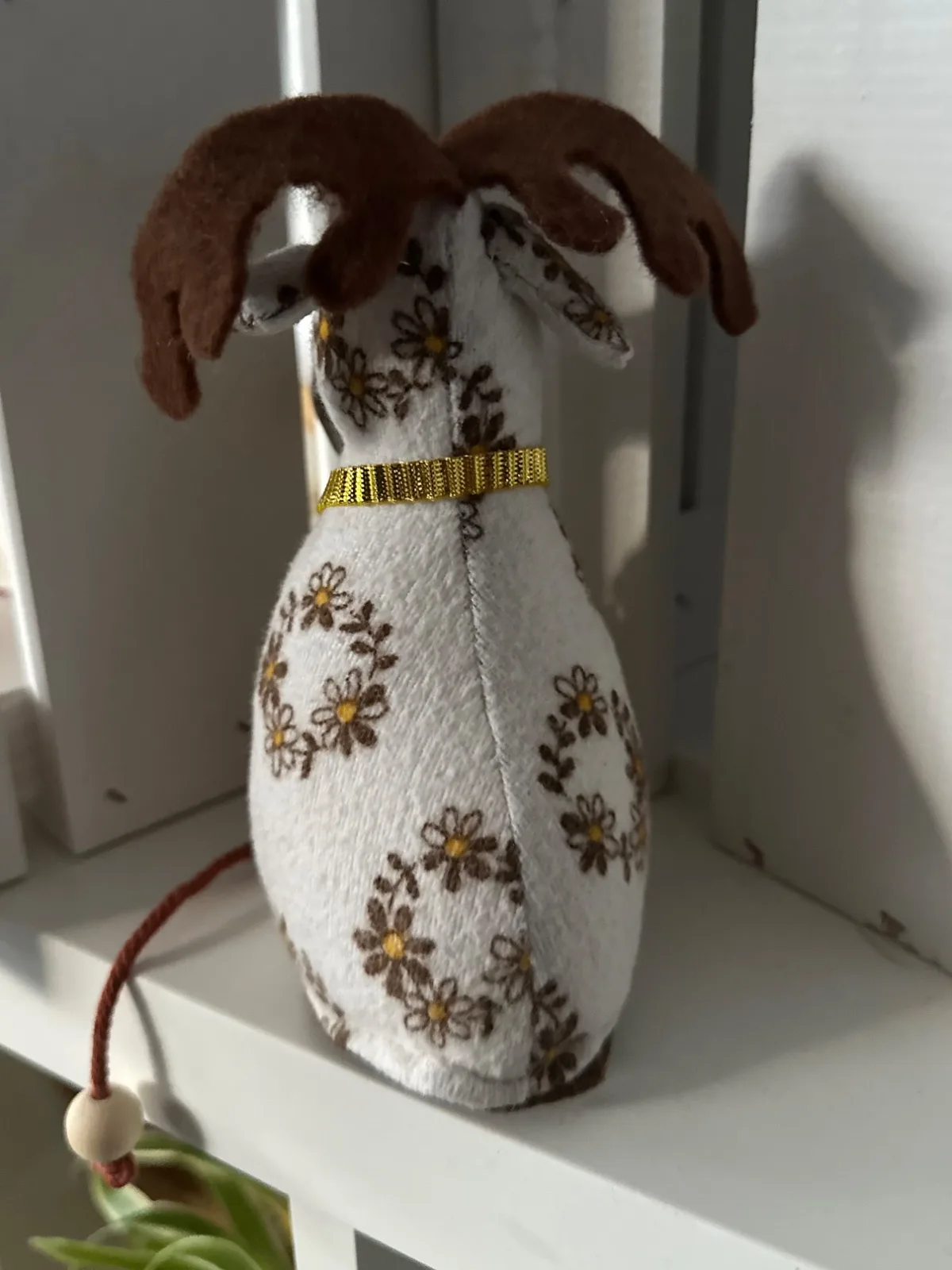 Upcycling Kantenhocker Eberhard der Elch aus gebrauchter Biberbettwäsche in creme/braun – Bild 4