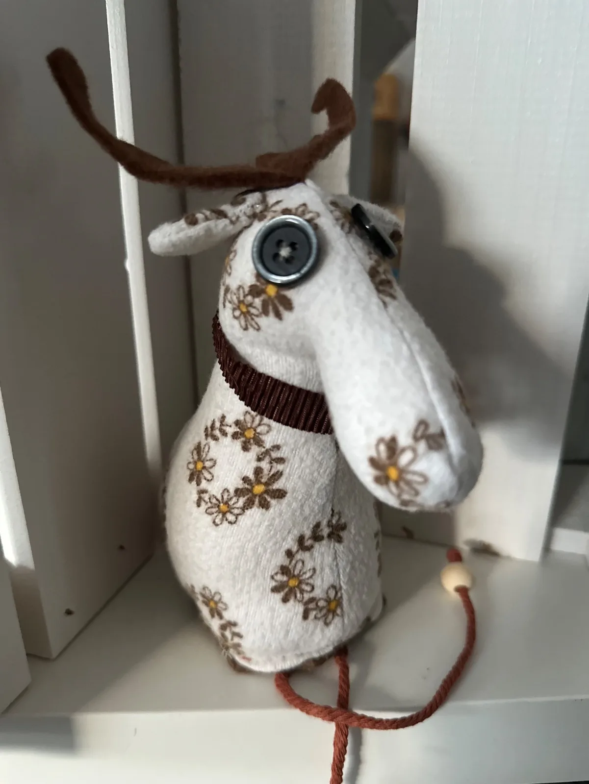 Upcycling Kantenhocker Eberhard der Elch aus gebrauchter Biberbettwäsche in creme/braun – Bild 3