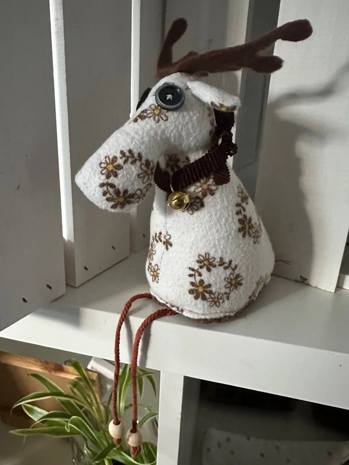 Upcycling Kantenhocker Eberhard der Elch aus gebrauchter Biberbettwäsche in creme/braun – Bild 2