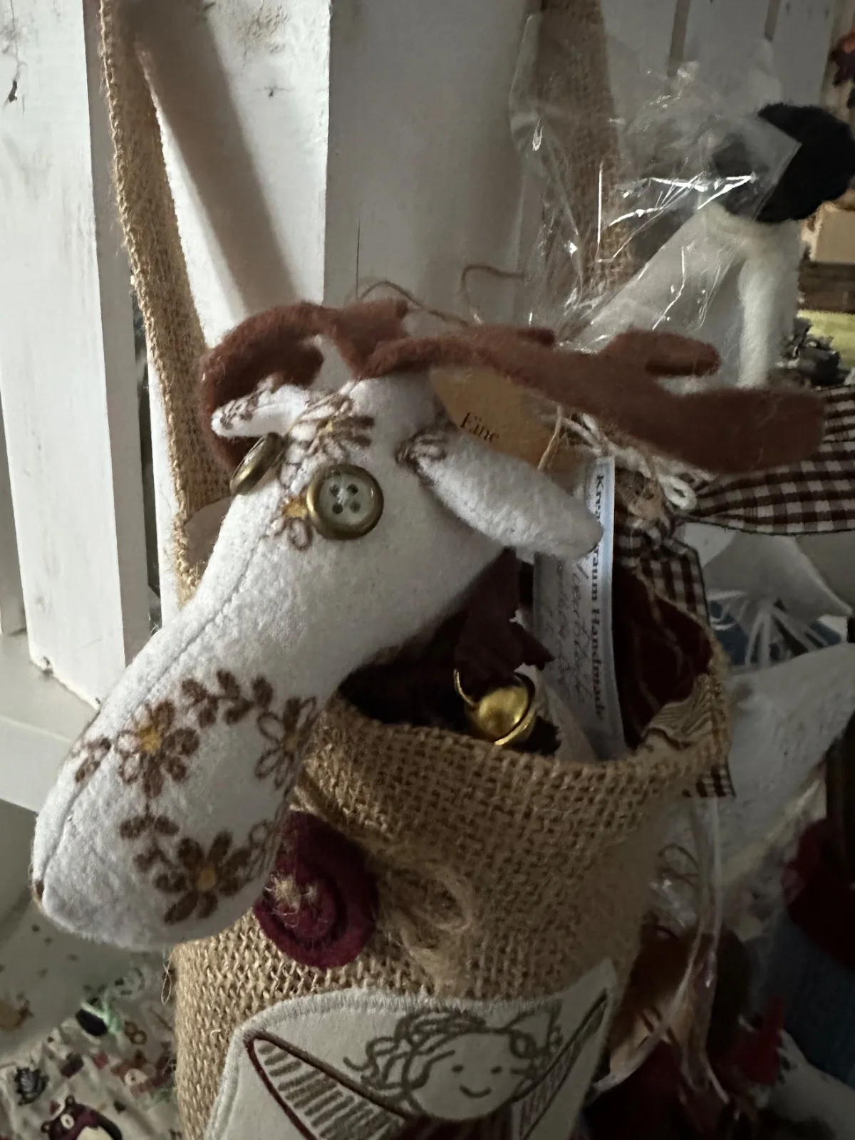 Upcycling Kantenhocker Eberhard der Elch aus gebrauchter Biberbettwäsche in creme/braun – Bild 6
