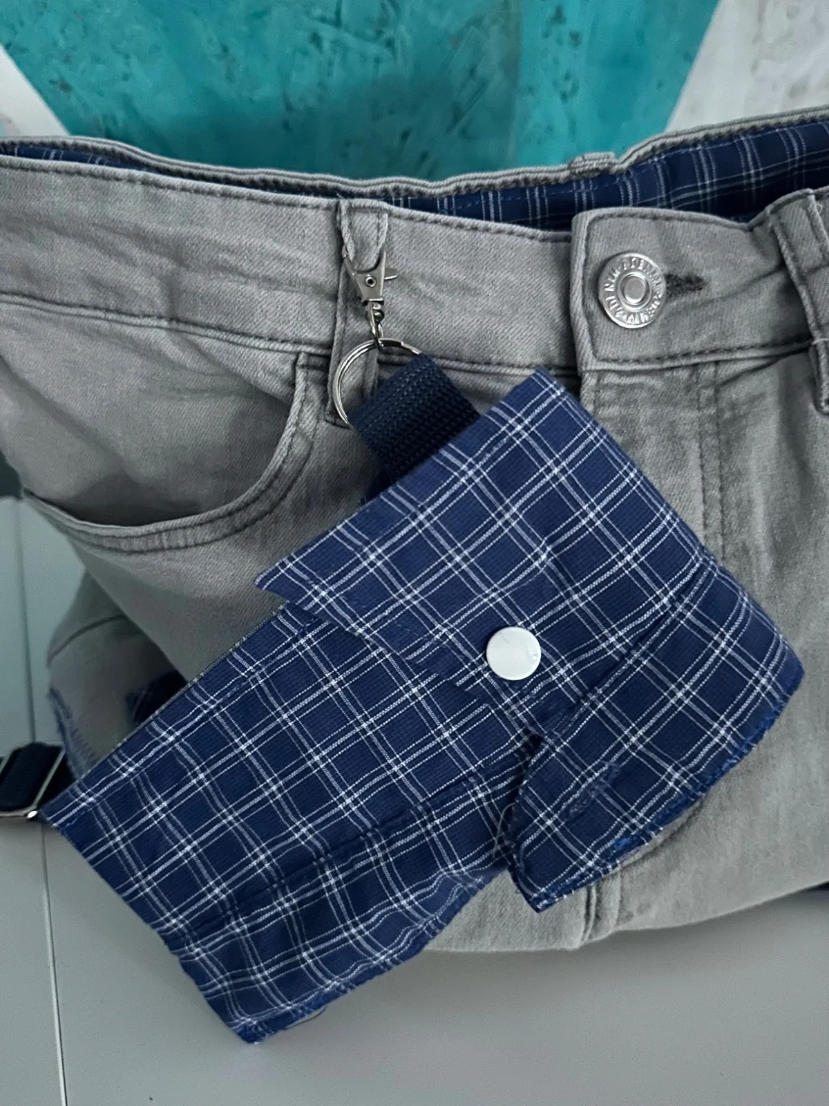 Umhängetasche aus grauer Jeans mit Herrenhemd in blau – Bild 4