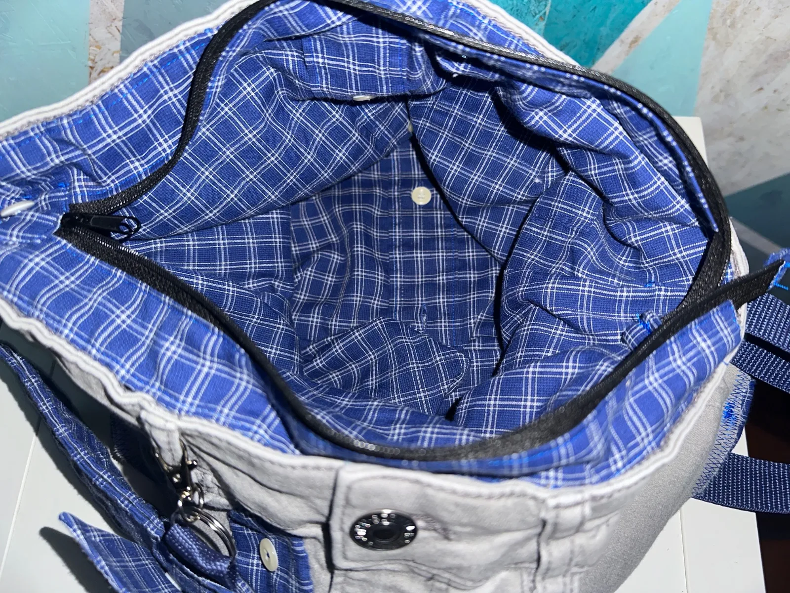 Umhängetasche aus grauer Jeans mit Herrenhemd in blau – Bild 5