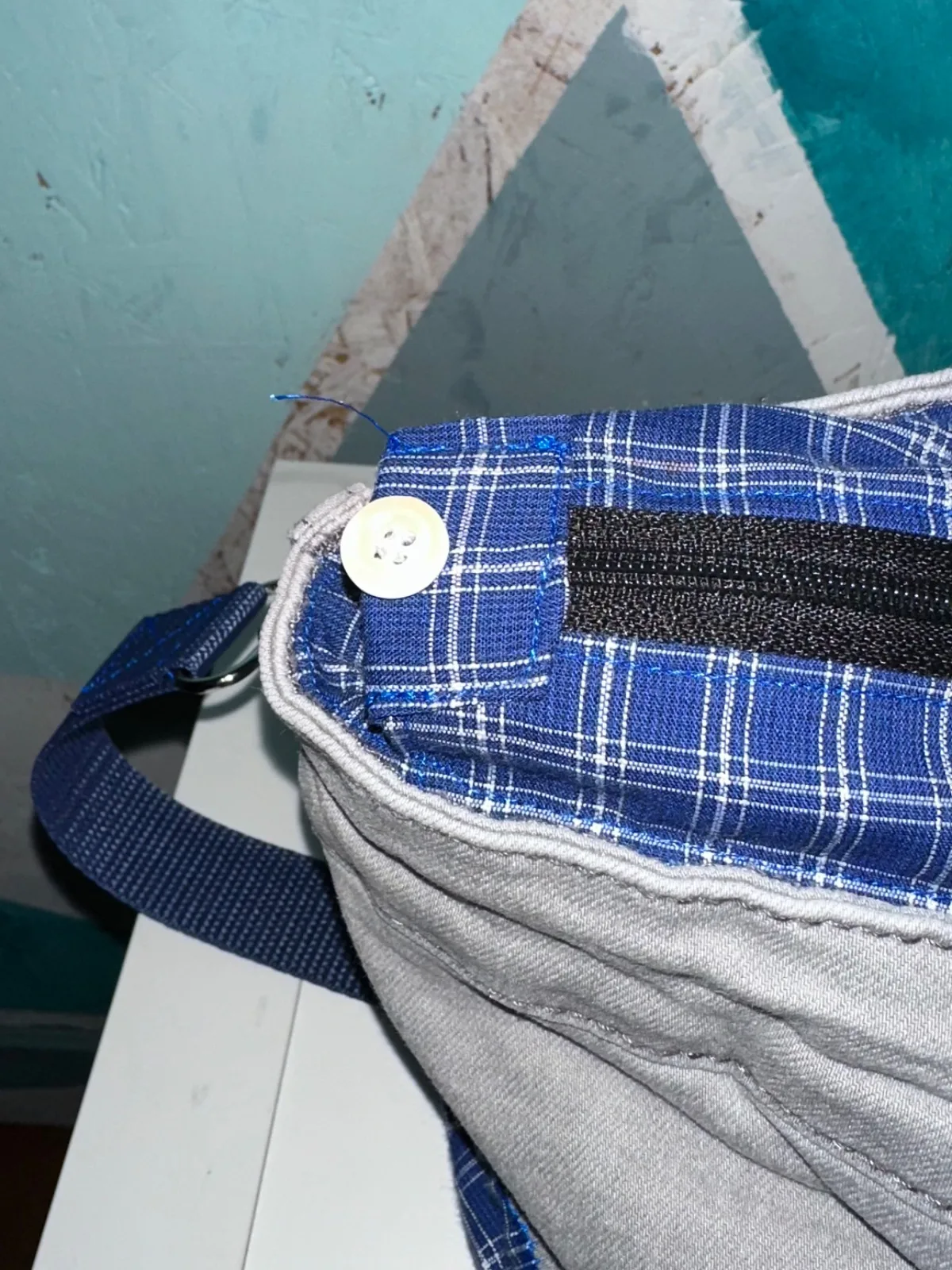 Umhängetasche aus grauer Jeans mit Herrenhemd in blau – Bild 6