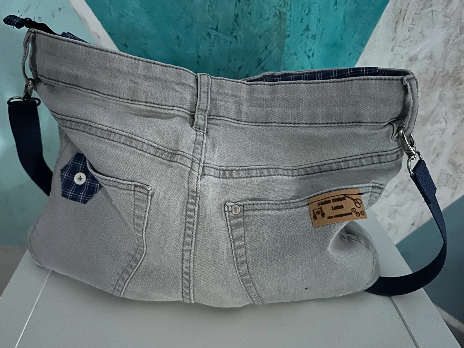 Umhängetasche aus grauer Jeans mit Herrenhemd in blau – Bild 2