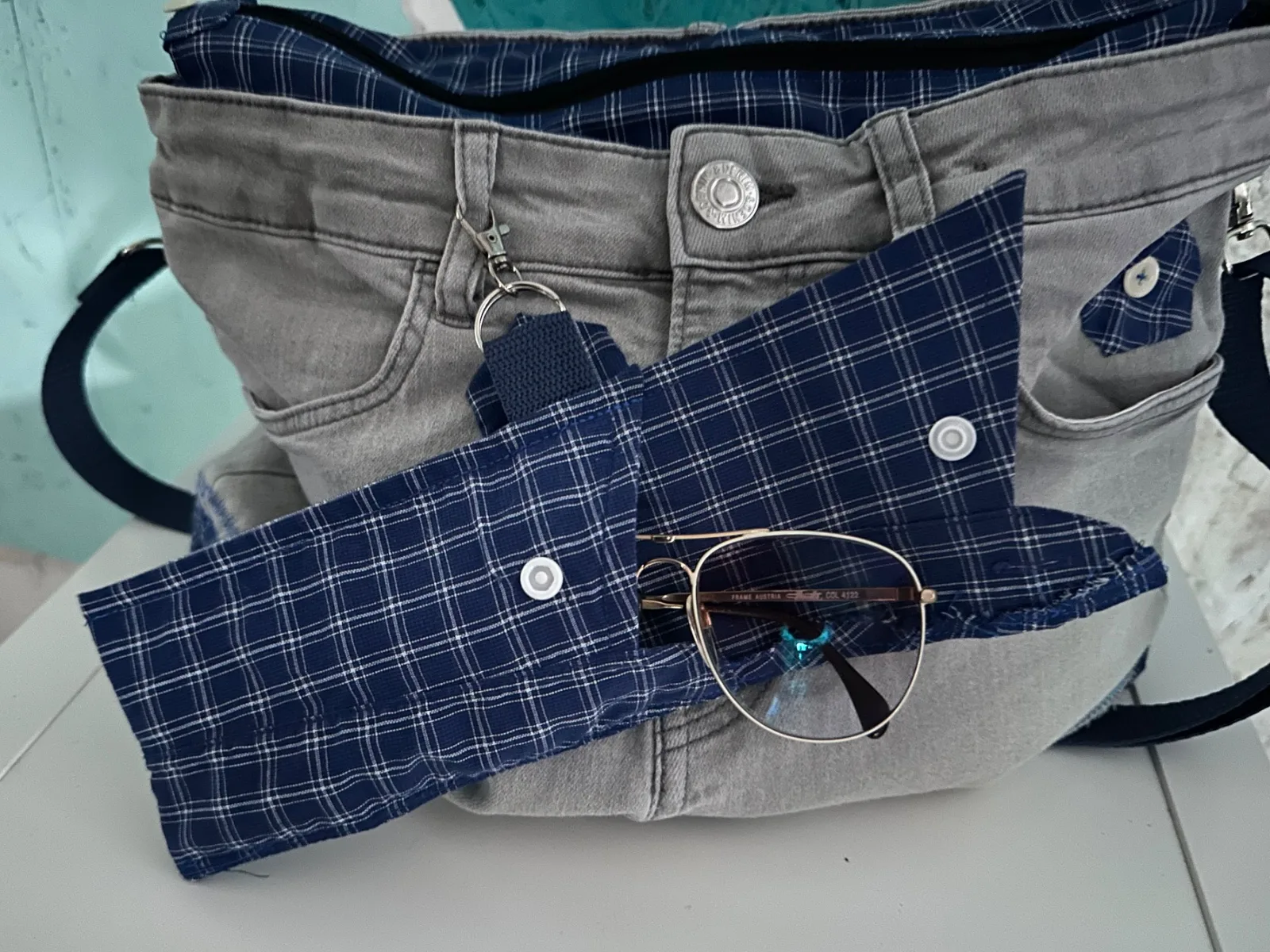 Umhängetasche aus grauer Jeans mit Herrenhemd in blau – Bild 7