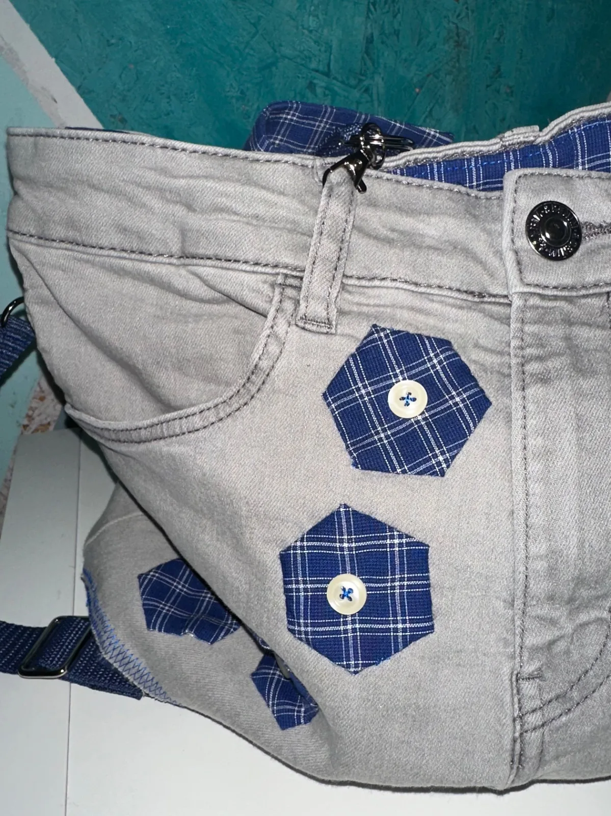 Umhängetasche aus grauer Jeans mit Herrenhemd in blau – Bild 3