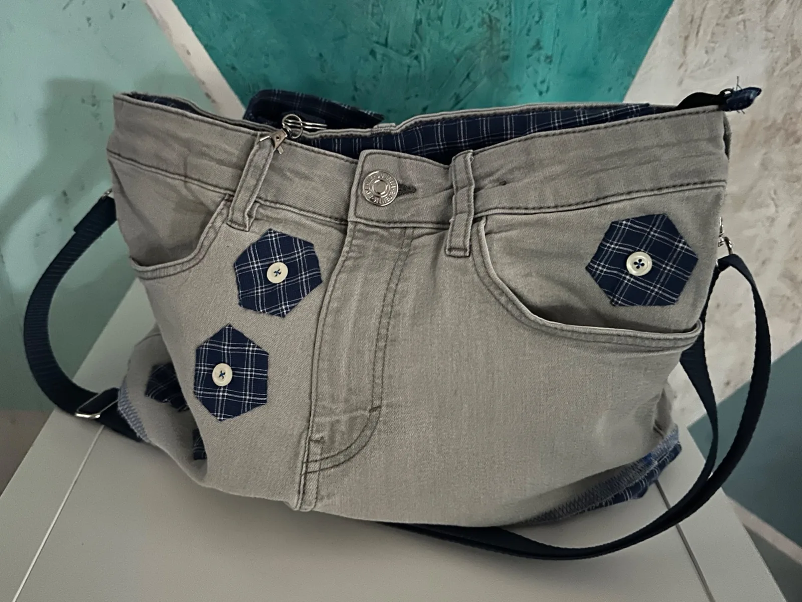 Umhängetasche aus grauer Jeans mit Herrenhemd in blau