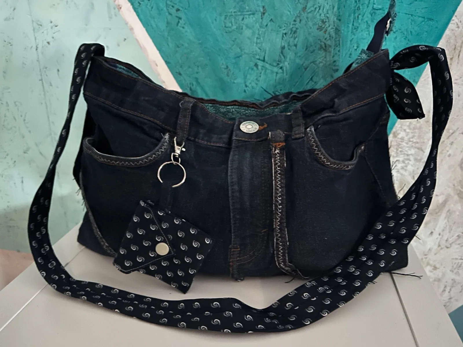 Umhängetasche aus dunkelblauer Jeans mit Seidenkrawatte in blau als Taschengurt