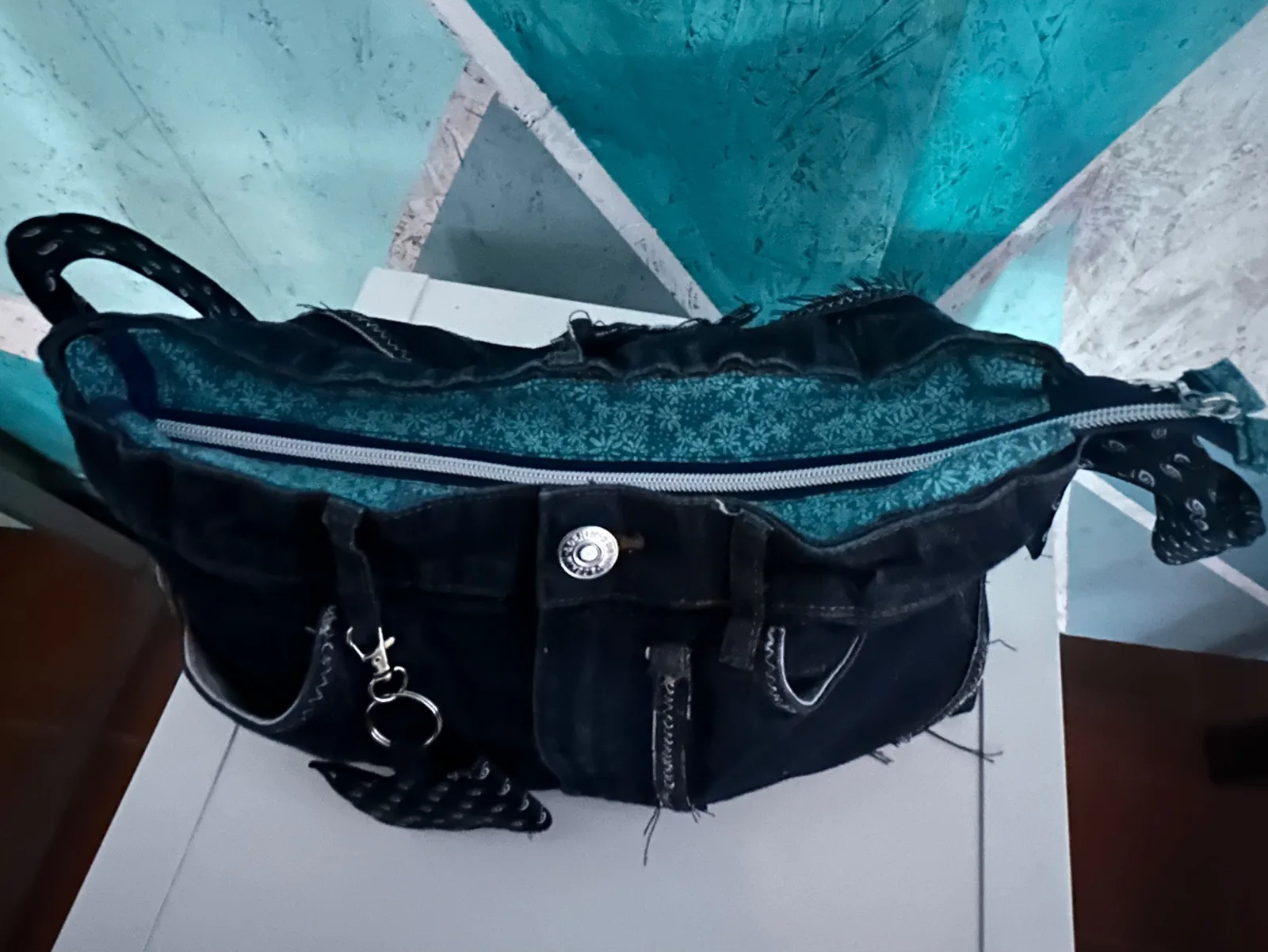 Umhängetasche aus dunkelblauer Jeans mit Seidenkrawatte in blau als Taschengurt – Bild 3