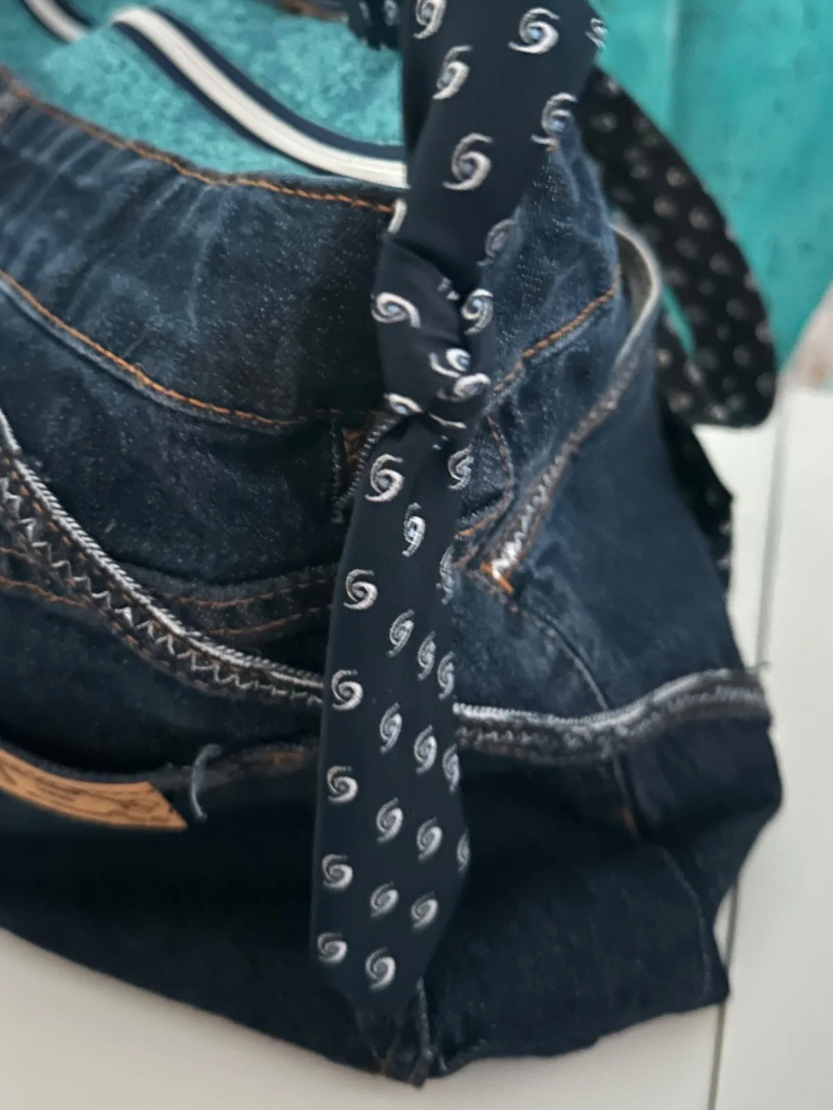 Umhängetasche aus dunkelblauer Jeans mit Seidenkrawatte in blau als Taschengurt – Bild 8